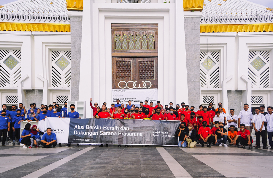 Living Plaza Hertasning Melakukan Kegiatan Bersih-Bersih Masjid Agung Syekh Yusuf di Kabupaten Gowa